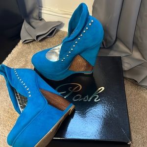 Brand new in box Posh size 5.5 platform wedge